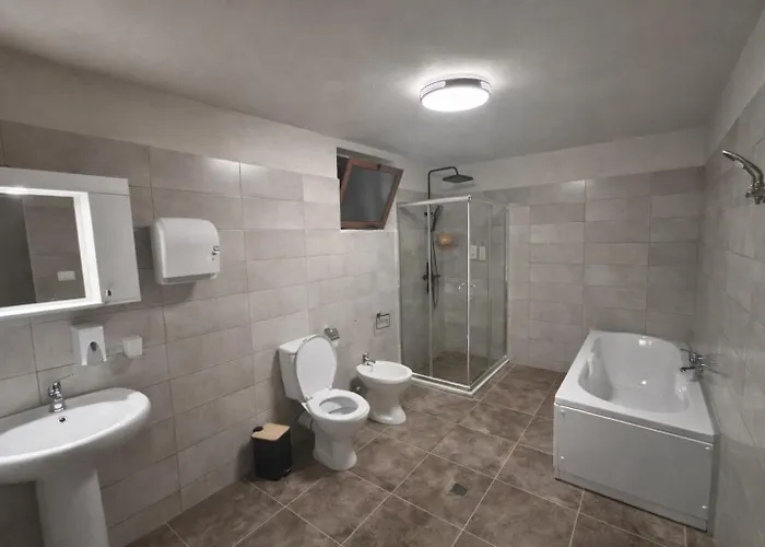 Keshtjella Xhabeqos Hotel 4*